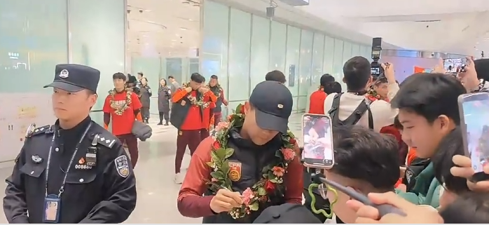 乐鱼登录-U23国足载誉而归！上千球迷接机，李昊最受欢迎，球迷兴奋欢呼